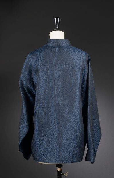 null JEAN MARC SINAN - T. : 1
Large chemise en tissu gauffré et moiré noir et bleu...