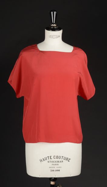 null PER SPOOK - T. estimée : 36 
Blouse en soie rouge à manches courtes, silhouette...