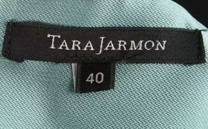 null TARA JARMON - T. : 40
Robe en satin bleu turquoise, coupe droite et manches...