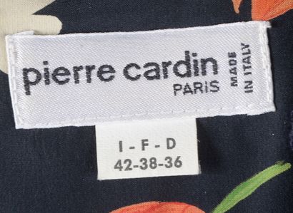 null PIERRE CARDIN - T. : 38
Robe en soie bleu marine à décor de fleurs, les manches...