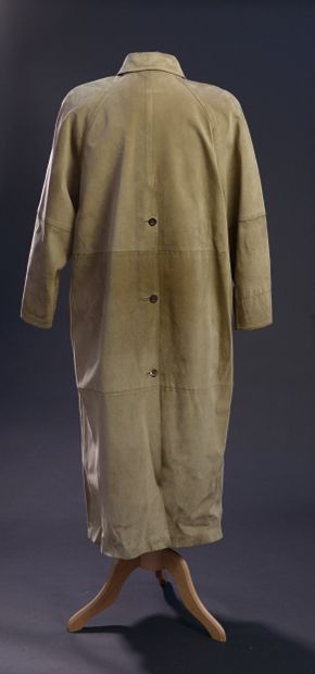 null MAC DOUGLAS - SIZE : 42
Long coat in beige suede, closed with pearly buttons...