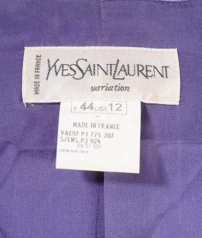 null YVES SAINT LAURENT Variation - T. veste : 44 - T. pantalon : 38 
Costume tailleur...