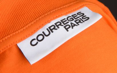 null COURRÈGES - T. : M
Robe en coton de couleur orange, à col rond, sans manches,...