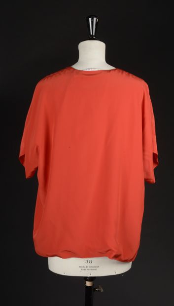 null GUY LAROCHE - SIZE : 36
Open blouse in red silk, straight cut and short sleeves.

Very...