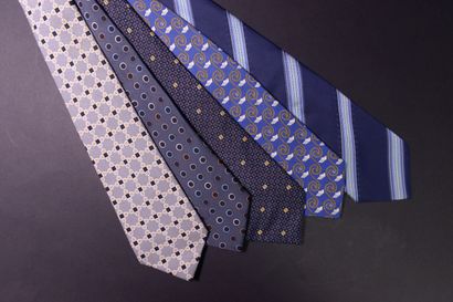 null CHANEL.
Ensemble de cinq cravates en soie dans les tons neutres de bleu, gris,...