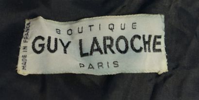 null GUY LAROCHE BOUTIQUE - T. estimée : 34
Robe en crèpe bleue marine, épaulettes,...