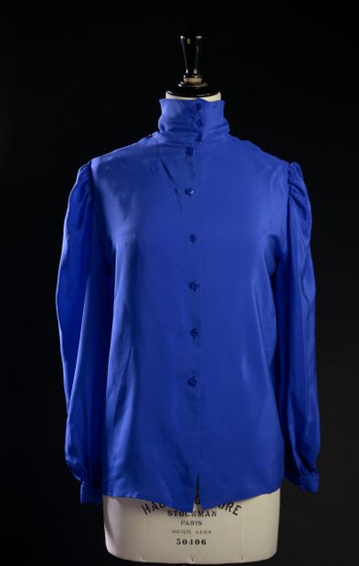 null CHEMISE - T. 40
Chemise en soie bleu, coupe droite, pinces au dos, fermée de...