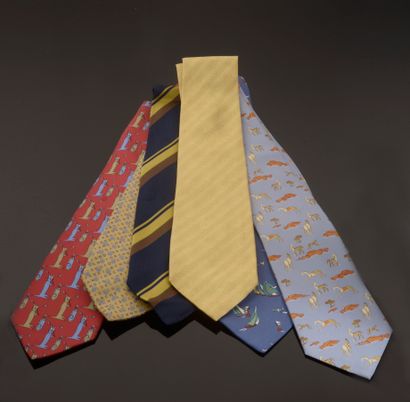 null CHRISTIAN DIOR.
Ensemble de cinq cravates en soie comprenant : 
- une à décor...