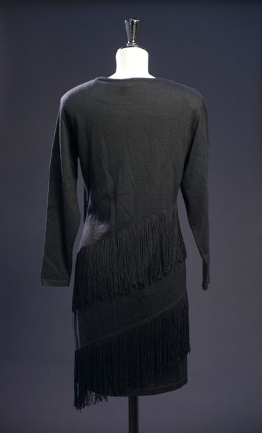 null TIMWEAR - T. estimée : 38/40
Robe en laine mélangée noire façon jersey, brodée...