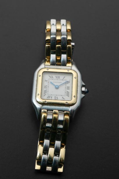 null CARTIER "Santos".
Ladies' wristwatch in steel and 18k yellow gold, the square...
