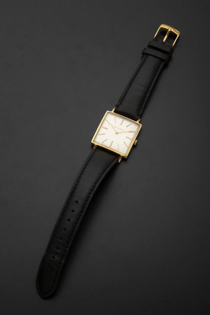 null GIRARD-PERREGAUX.
Men's wristwatch, the square case in 18k yellow gold, the...