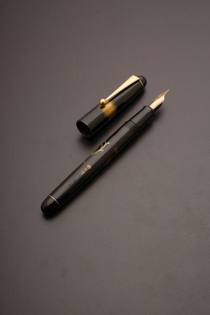 null PILOT "Togidashi Hira Maki-e
Fountain pen, the body in black Urushi lacquer...