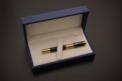 null WATERMAN "Elegance".
Fountain pen, the body in black lacquered metal, the attributes...
