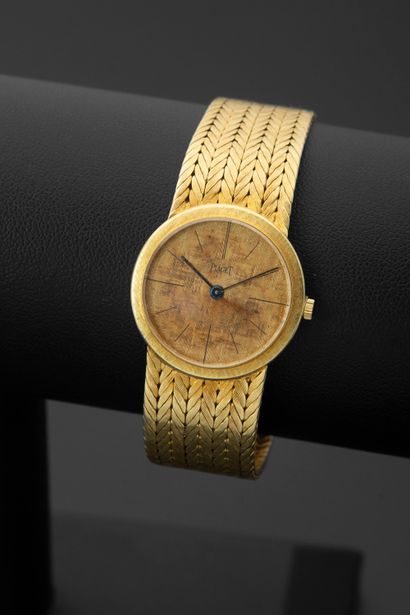 null PIAGET réf 924 E3, n° 76362.
Montre bracelet de dame en or jaune 18k, boîtier...