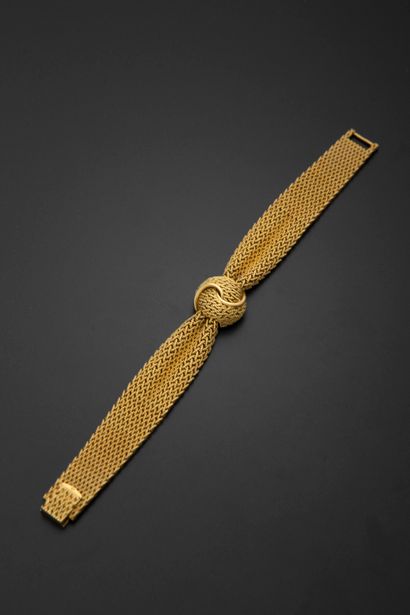 null JAEGER-LECOULTRE, n°140882.
Ladies' secret wristwatch in 18k yellow gold. Round...