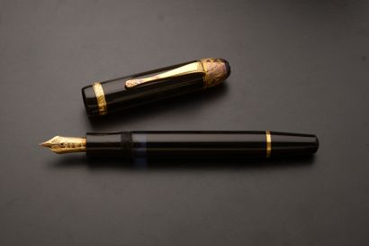 null MONTBLANC "Voltaire".
Fountain pen, the body in black resin, the attributes...