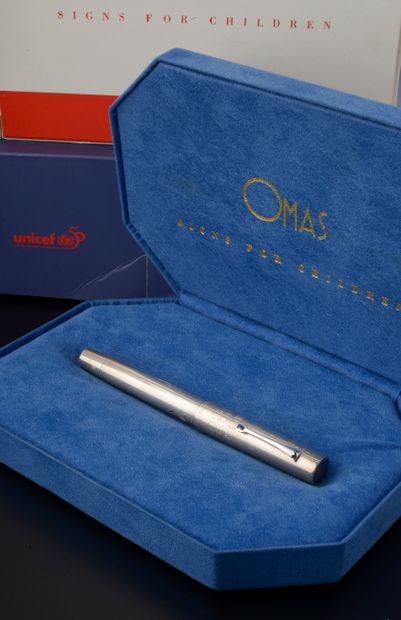 null OMAS "Gianfranco Ferre". 
Stylo plume en argent 925 millièmes, le corps gravé,...