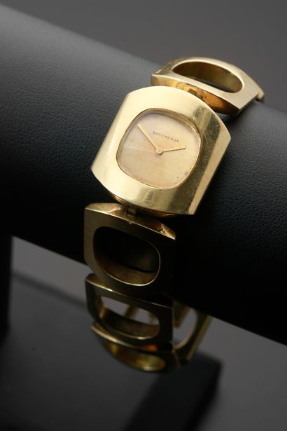 null BOUCHERON, No. 83284.
Ladies' wristwatch in 18k yellow gold, cushion-shaped...