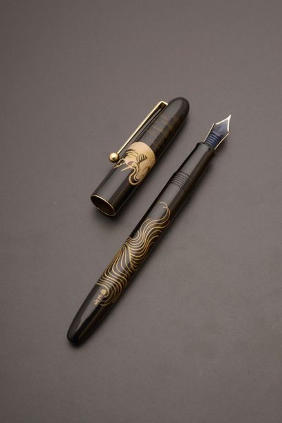 null NAMIKI "Tradition Crane and Turtle".
Fountain pen, the body in black Urushi...