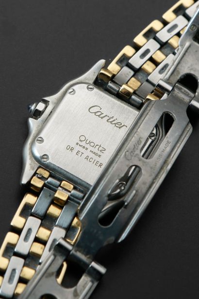 null CARTIER "Santos".
Ladies' wristwatch in steel and 18k yellow gold, the square...
