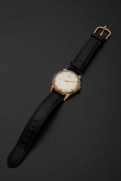 null UNIVERSAL.
Men's wristwatch, the round case in 18k yellow gold, the silvered...