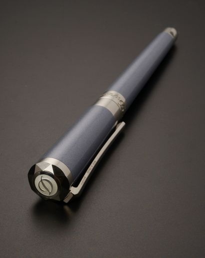 null ST DUPONT "Liberty".
Fountain pen, the body in grey glittery resin slightly...