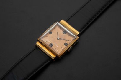 null UNIVERSAL Geneva, n° 22902.
Men's wristwatch in 18k rose gold, square case,...