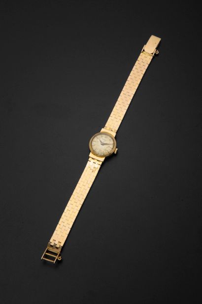 null UNIVERSAL.
18k yellow gold wristwatch, round case, gold dial with baton markers,...
