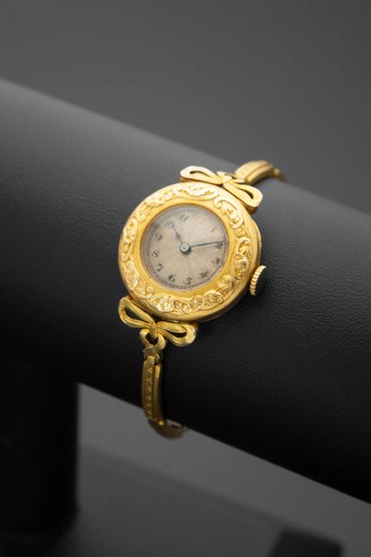 null Ladies' wristwatch in 18k yellow gold, round case, silvered guilloché dial with...