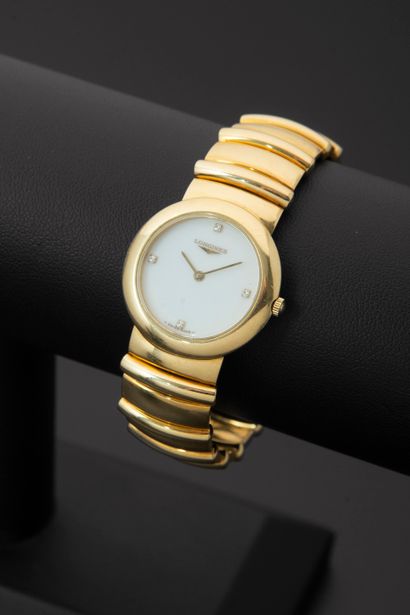 null LONGINES.
Ladies' wristwatch in 18k yellow gold, the round case, the white dial...