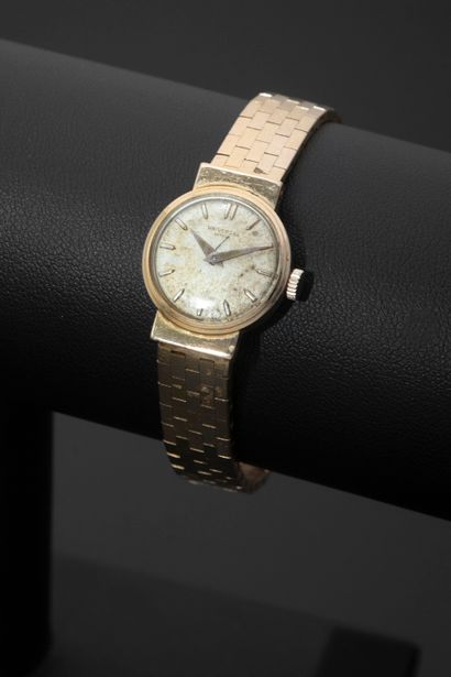 null UNIVERSAL.
18k yellow gold wristwatch, round case, gold dial with baton markers,...