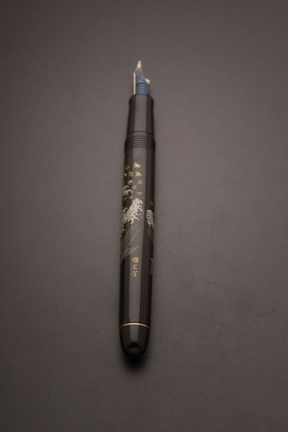 null NAMIKI "Tradition Mont Fuji et Vagues". 
Stylo plume, le corps en laque Urushi...