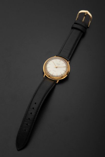 null DUKE.
Men's wristwatch, the round case in 18k yellow gold, the ivory dial applied...