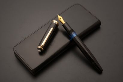 null MONTBLANC "264".
Fountain pen, the body in black resin, the attributes in gold...