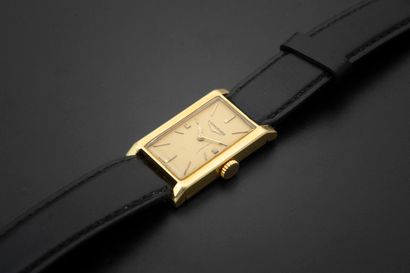 null LONGINES.
Montre bracelet d’homme, le boîtier rectangulaire en or jaune 18k,...