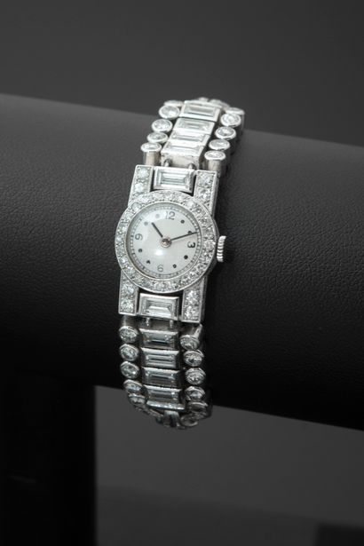 null Montre bracelet de dame en platine 850 millièmes et diamants taille baguette...