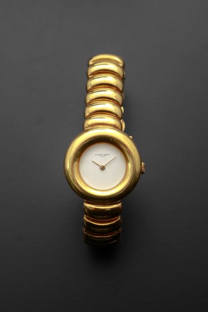 null CHAUMET "Anneau".
Lady's wristwatch in 18k yellow gold, the round case, the...