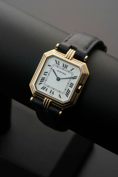 null CARTIER "Belt".
Ladies' wristwatch in 18k three-tone gold, the square case with...
