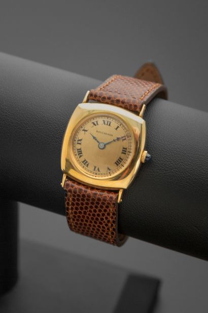 null JAEGER for BOUCHERON.
Ladies' wristwatch in 18k yellow gold, the square case...