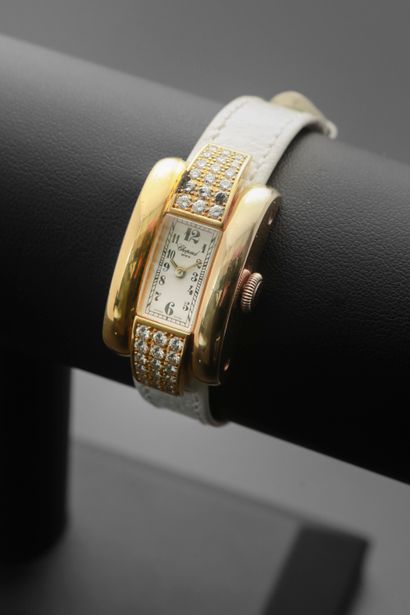 null CHOPARD « La Strada ».
Montre bracelet de dame en or jaune 18k, le boîtier rectangulaire...