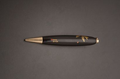 null NAMIKI.
Porte-mines, le corps en laque Urushi noire à décor Maki-e d'un couple...