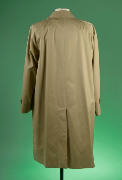 null BURBERRY.
Trench-coat en gabardine de coton beige, petit col, deux poches, les...