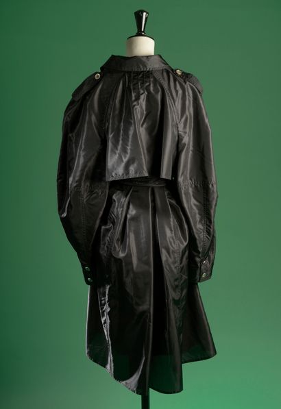 null CHANEL. 
Black windbreaker trench coat, notched collar, low-cut back and front,...