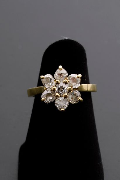 Flower ring in 18k yellow gold set with seven...