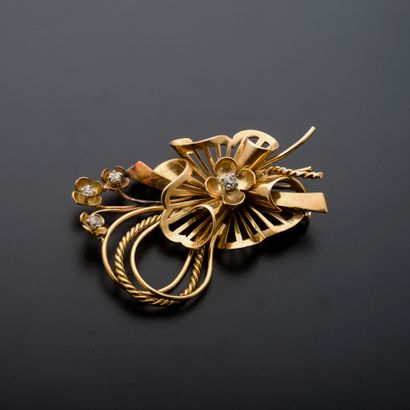 null 18k yellow gold brooch with flowers and ribbons punctuated with old brilliant-cut...