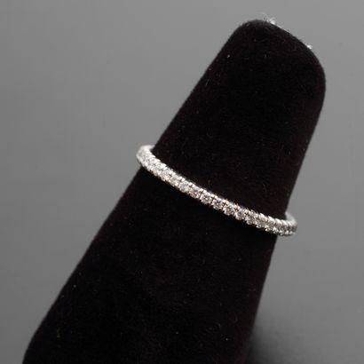null CARTIER.
Alliance en or gris 18k sertie de diamants taille brillant moderne.
Signée...
