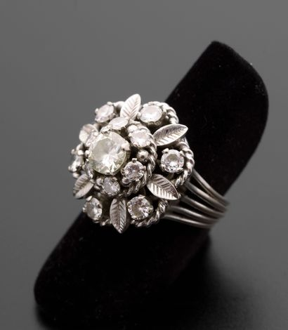 null Bague dôme en or gris 14k présentant treize diamants de taille brillant moderne,...