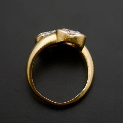 null Bague Toi et Moi en or jaune 18k ornée de deux diamants taille brillant moderne...