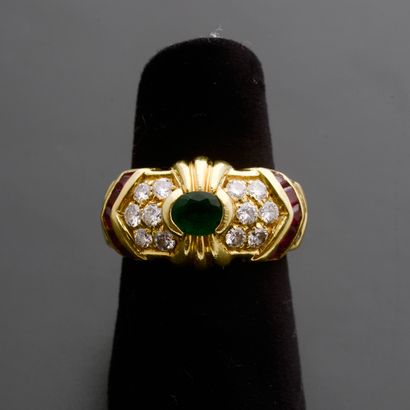 null Parure composée d'une bague en or jaune 18k sertie de dix-huit diamants taille...