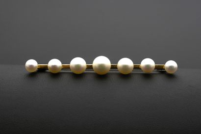 null 18k yellow gold barrette brooch with seven pearls, the clasp with pump.
French...